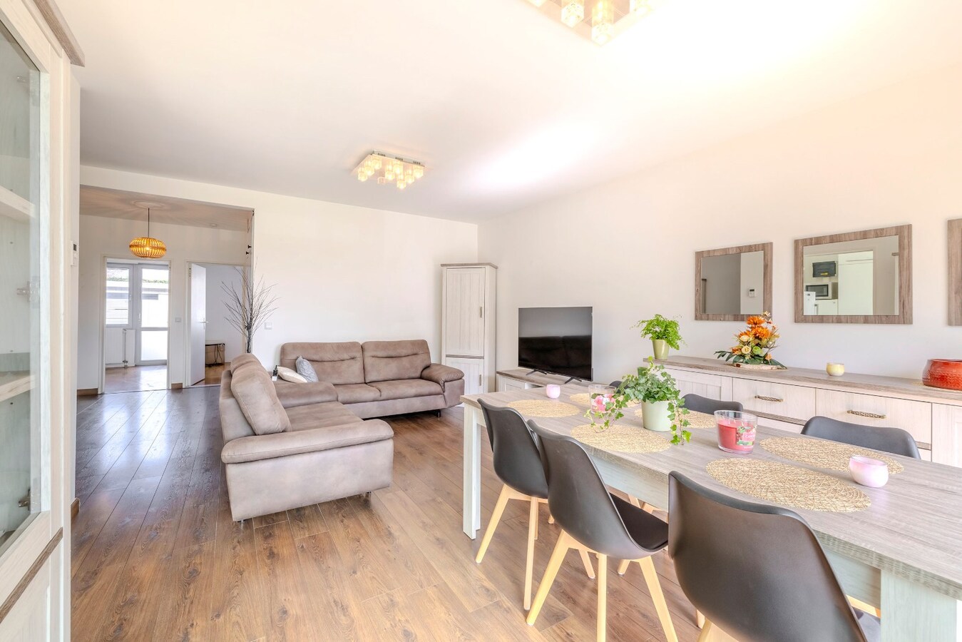 Instapklaar gelijkvloers met 2 slpks en garagebox 