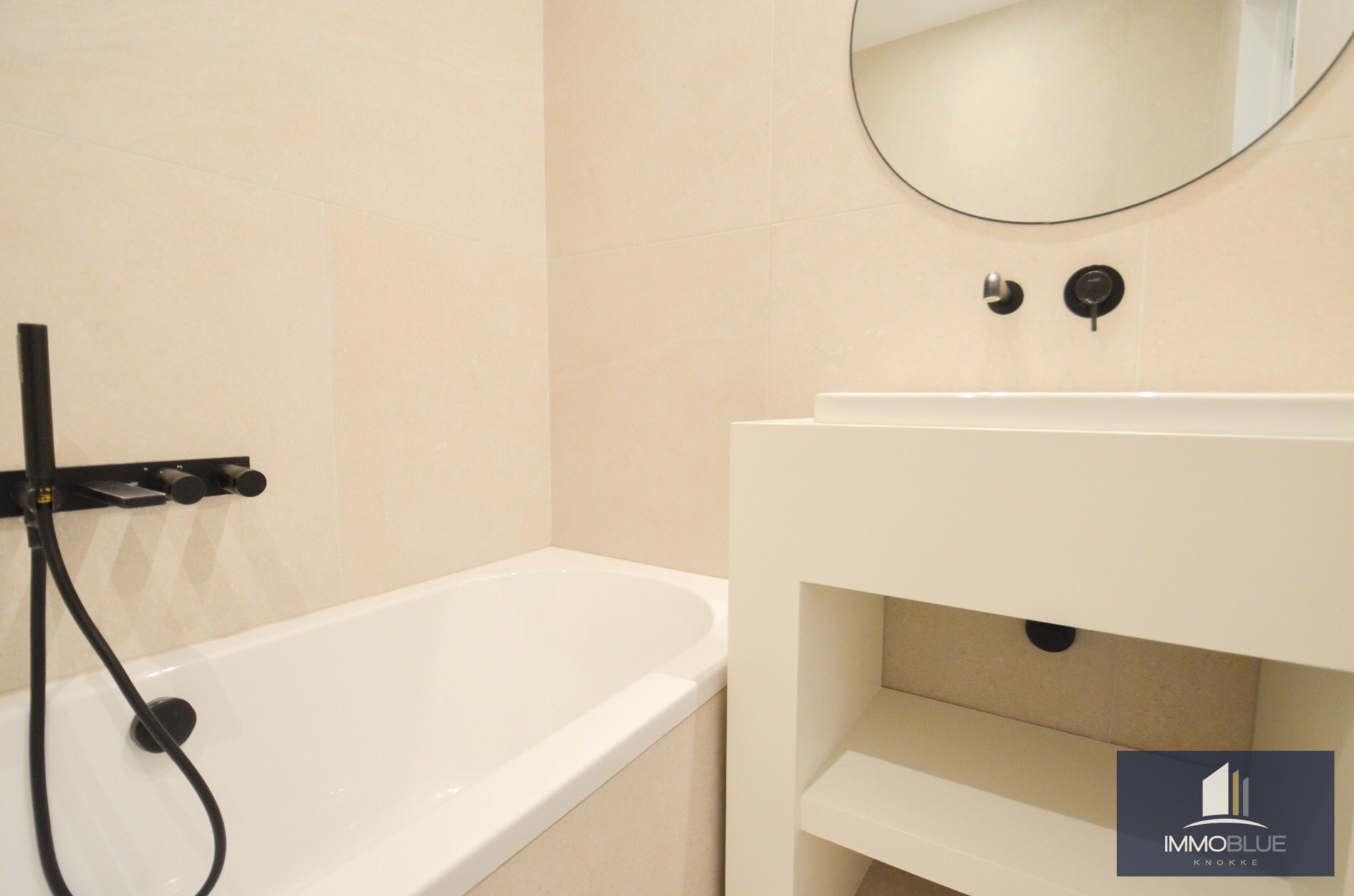 Volledig gerenoveerd, lichtrijk appartement op wandelafstand van zee en het commercieel centrum. 