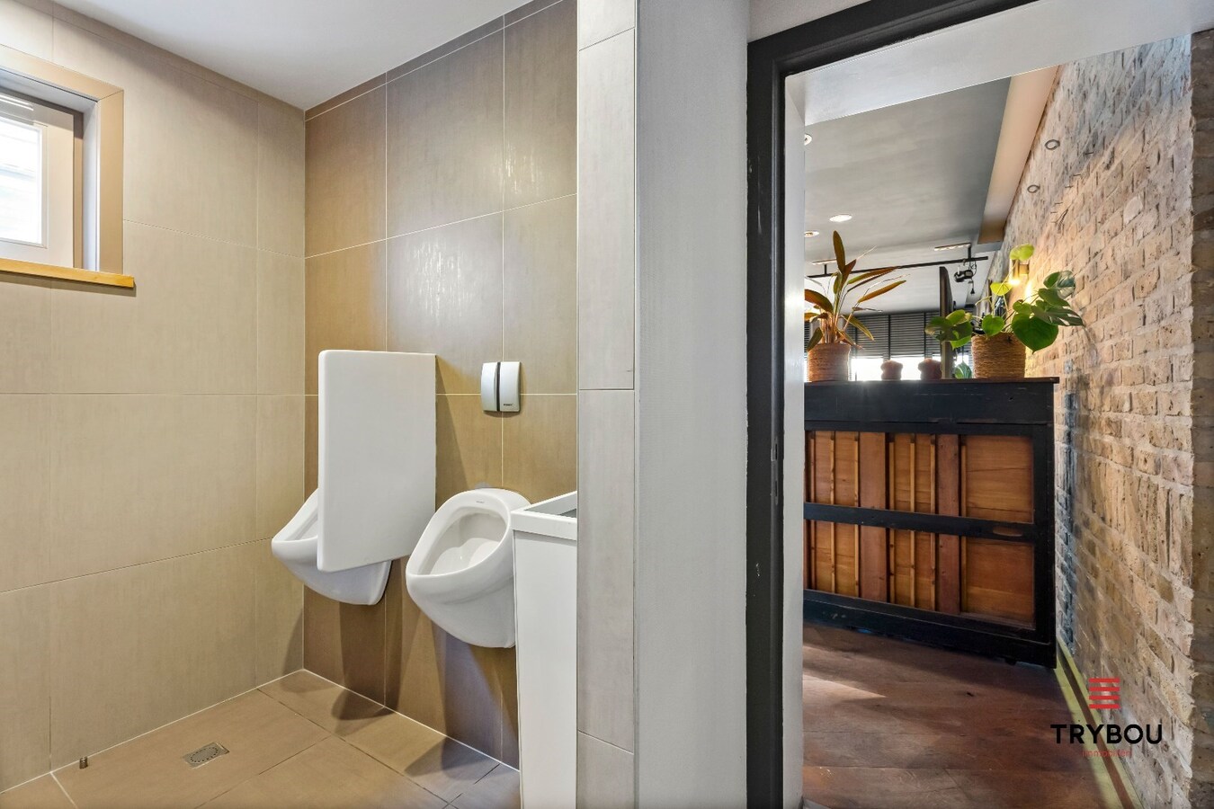 Prachtig handelspand met woonst op centrale ligging te Merkem. 