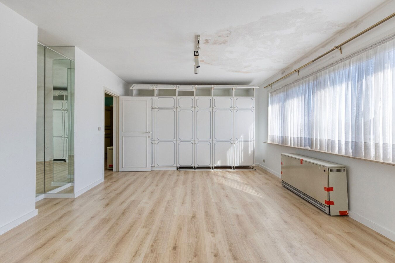 Grote gezinswoning met talrijke mogelijkheden en 4 garageboxen 