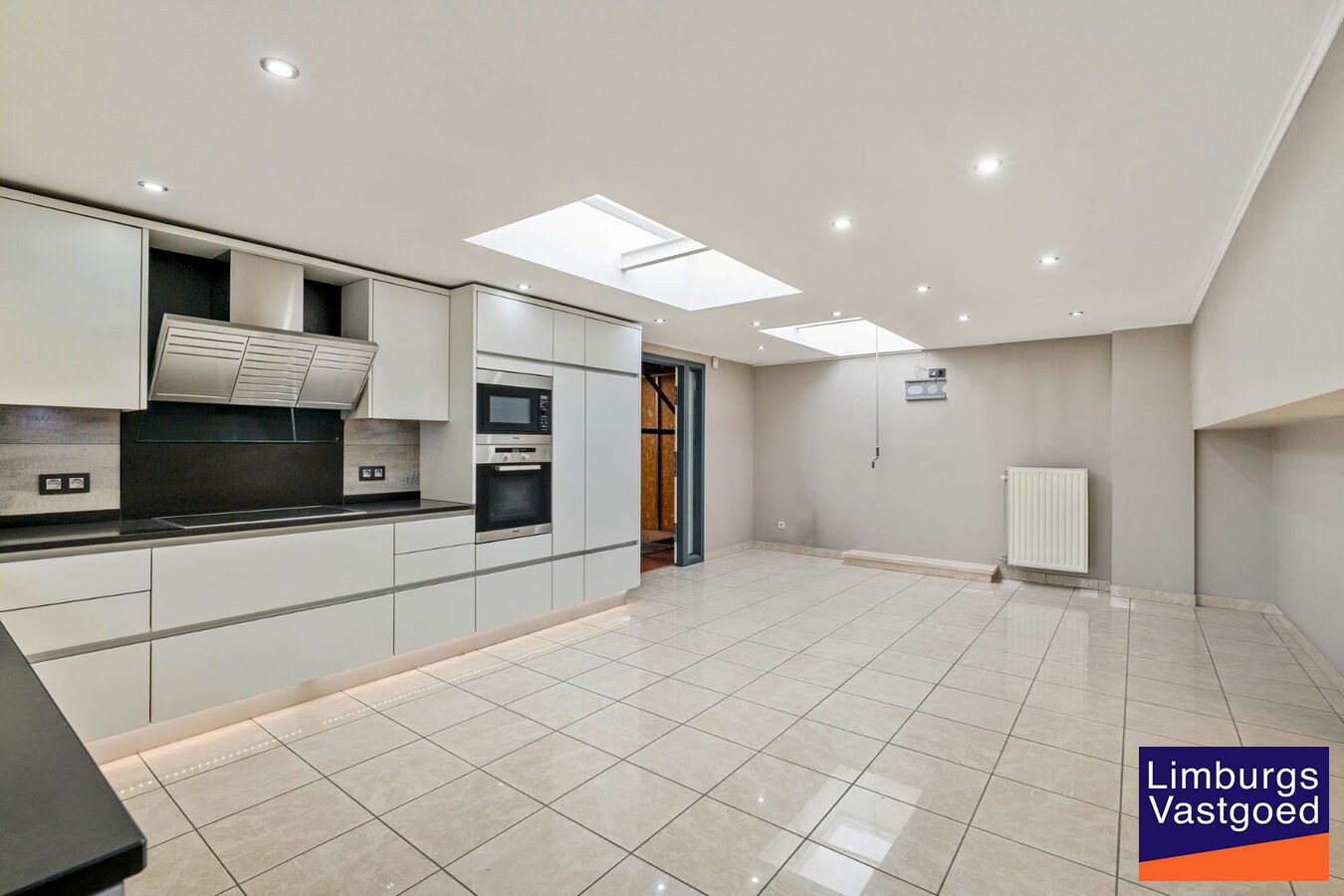 Bedrijfsgebouw met kantoren, magazijnen en woonst - groot 2580 m² 