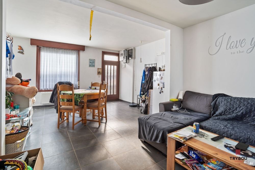 Centraal gelegen starterswoning op ruim perceel van 1658 m² 