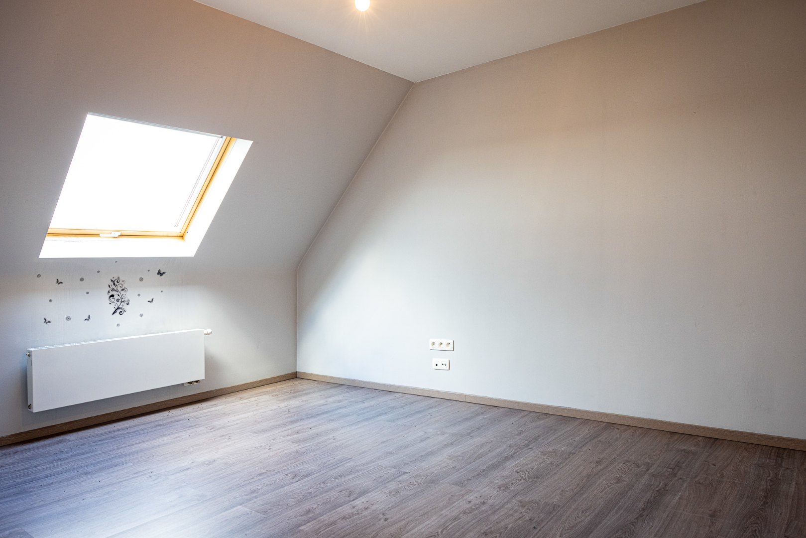 Energiezuinig ruim duplex app. met 3 slpks, terras en 2 autostandplaatsen te Maldegem 