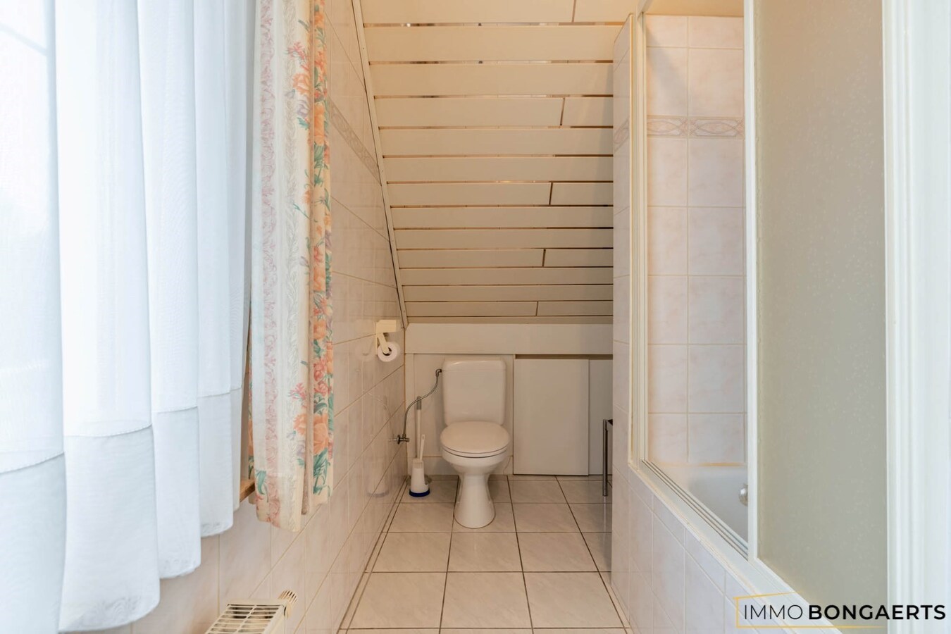 Ruime, instapklare woning (heropbouw 1994) met tuin, garage en drie slaapkamers. 