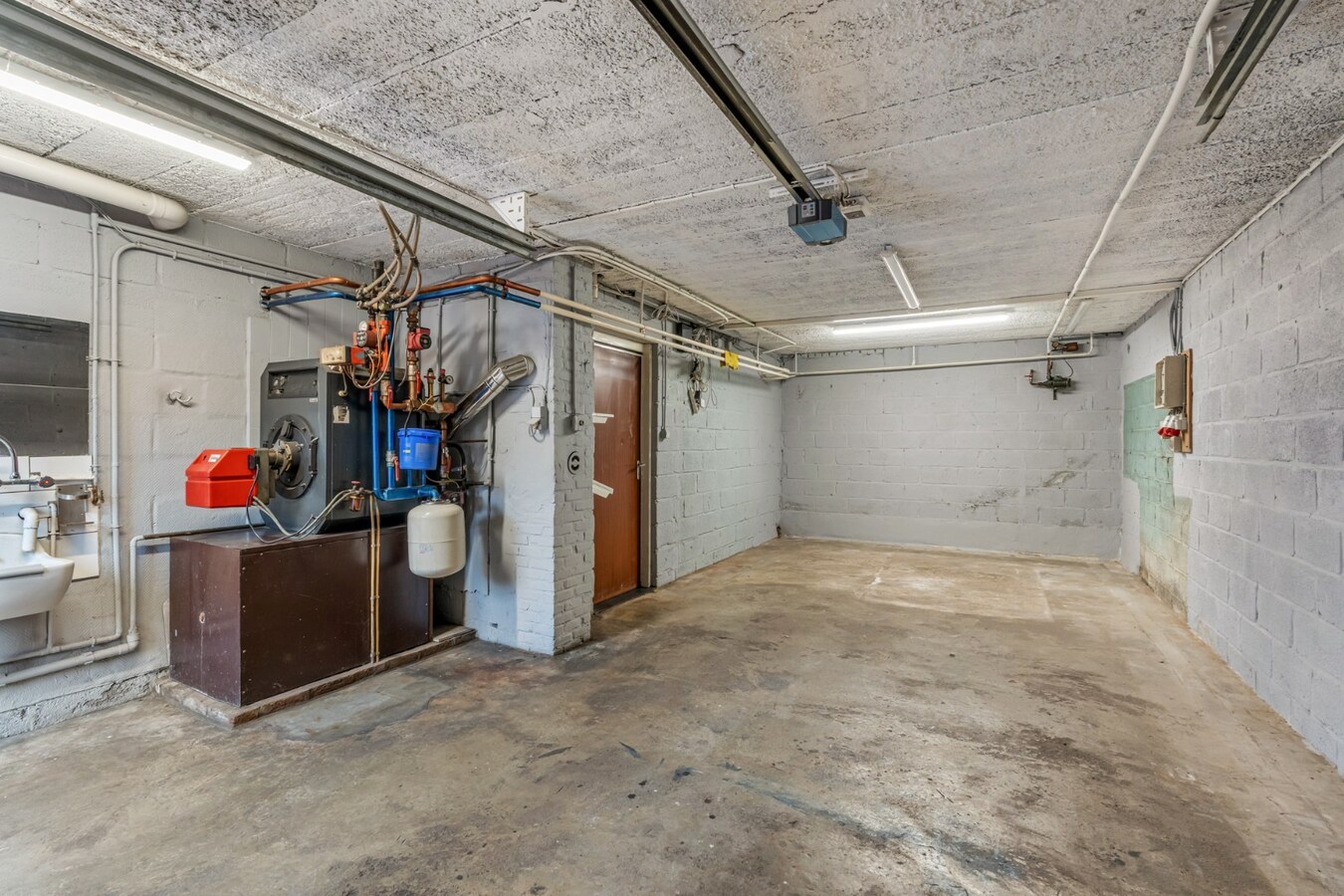 Halfvrijstaande woning op een perceel van 7a31ca, met aparte bureelruimte en inpandige garage! 