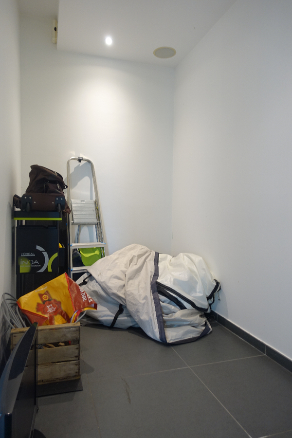 Polyvalent hoekpand met karaktervol appartement en terras 