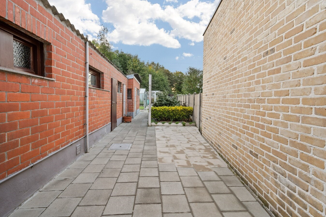 Degelijk gebouwde woning met drie ruime slaapkamers 