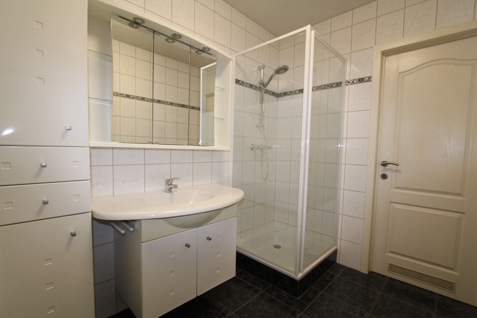 RUIM DUPLEX APPARTEMENT MET TERRAS EN AUTOSTAANPLAATS 