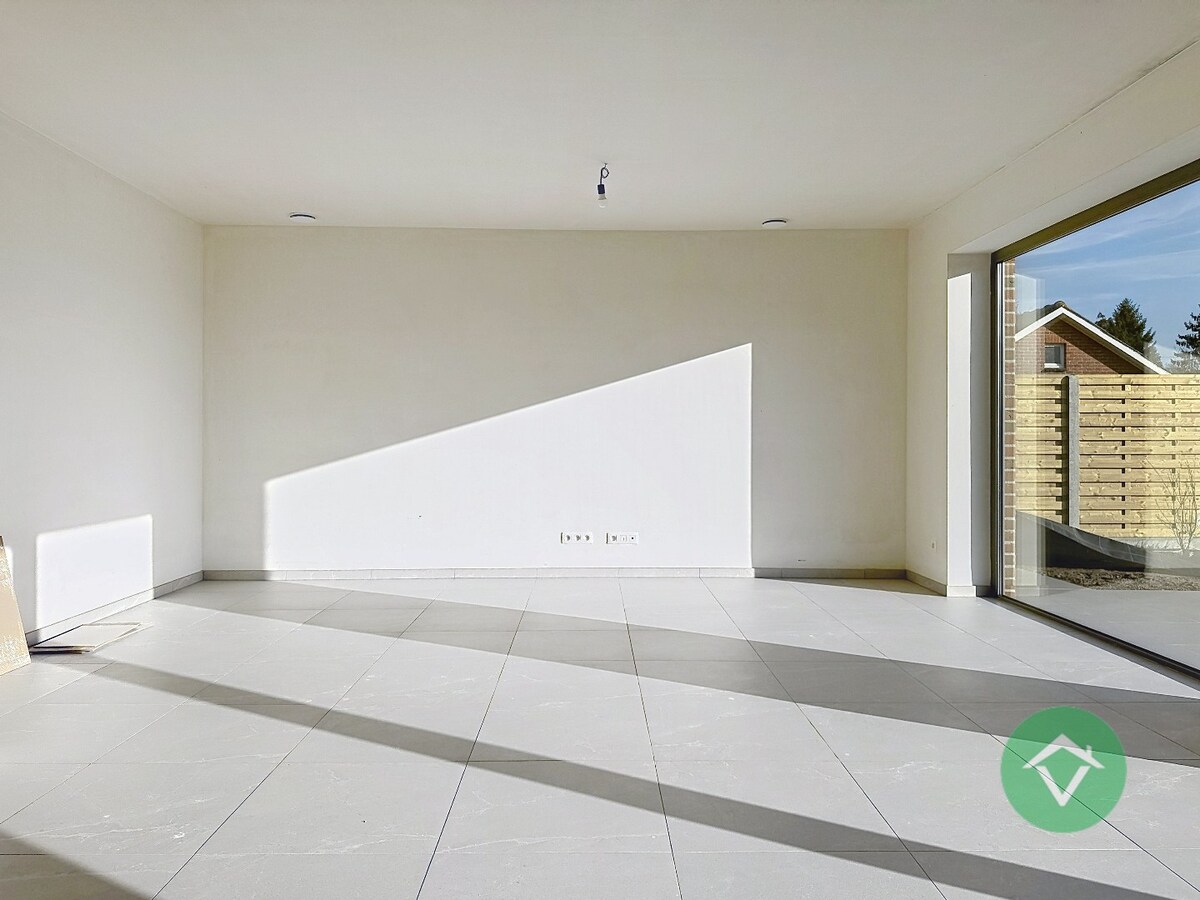 Volledig nieuwe woning met 4 slaapkamers en diepe tuin te Wijnendale 