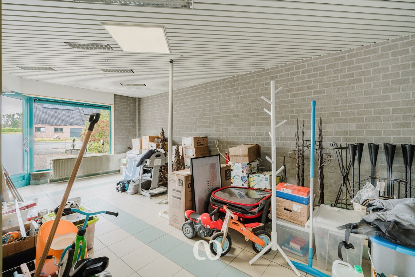 Praktisch handelspand met ruime parking te Wortegem-Petegem 