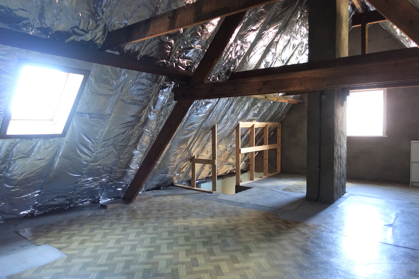 Half-open woning met garage/loods op uitstekende ligging 