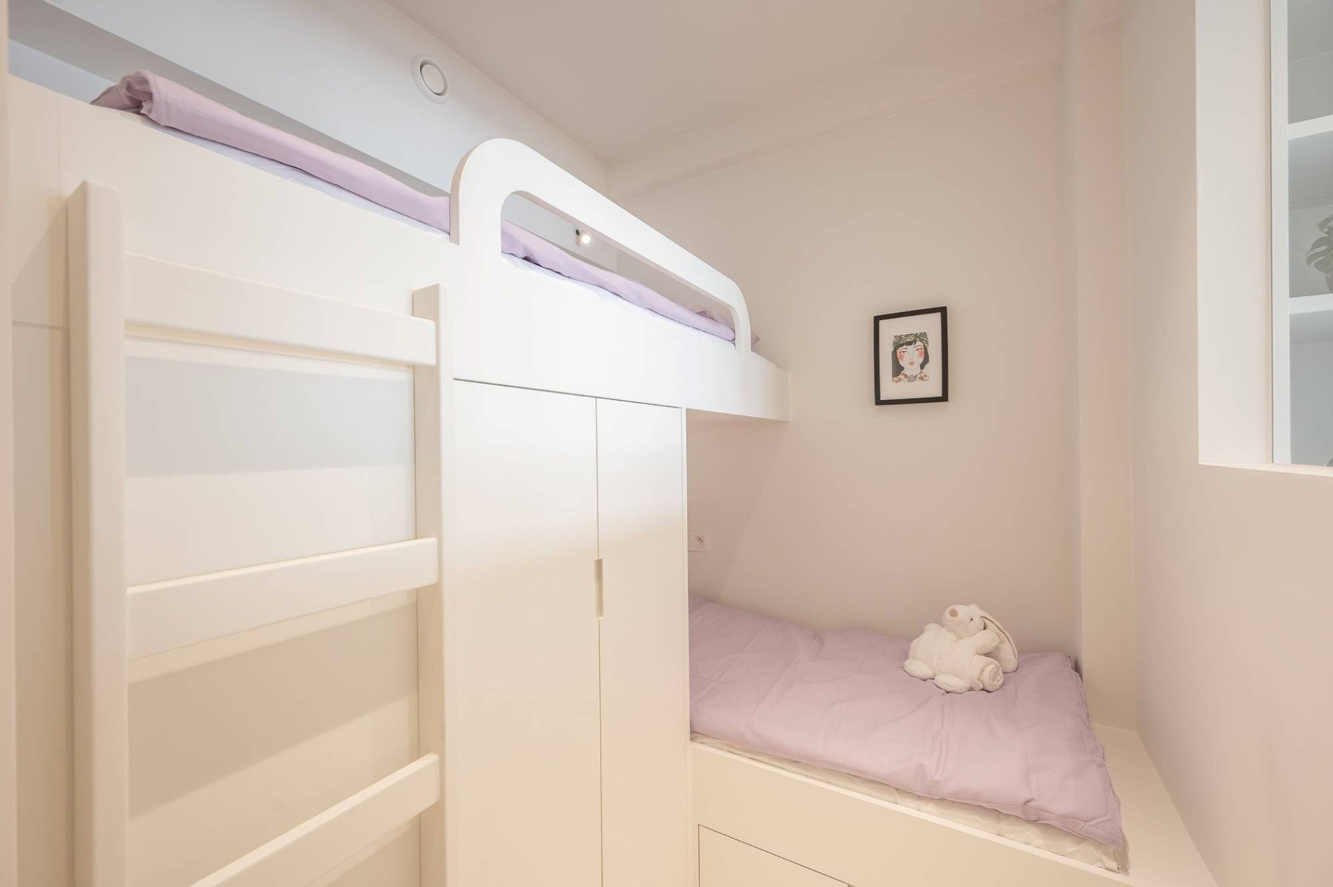 Très bel appartement rénové avec 3 chambres à Knokke-Zoute avec vue partielle sur la mer. 
