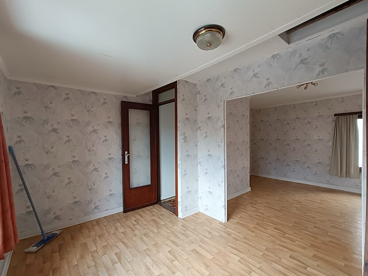 Te renoveren, lichtrijke woning met stadskoer in het hart van Assebroek. 