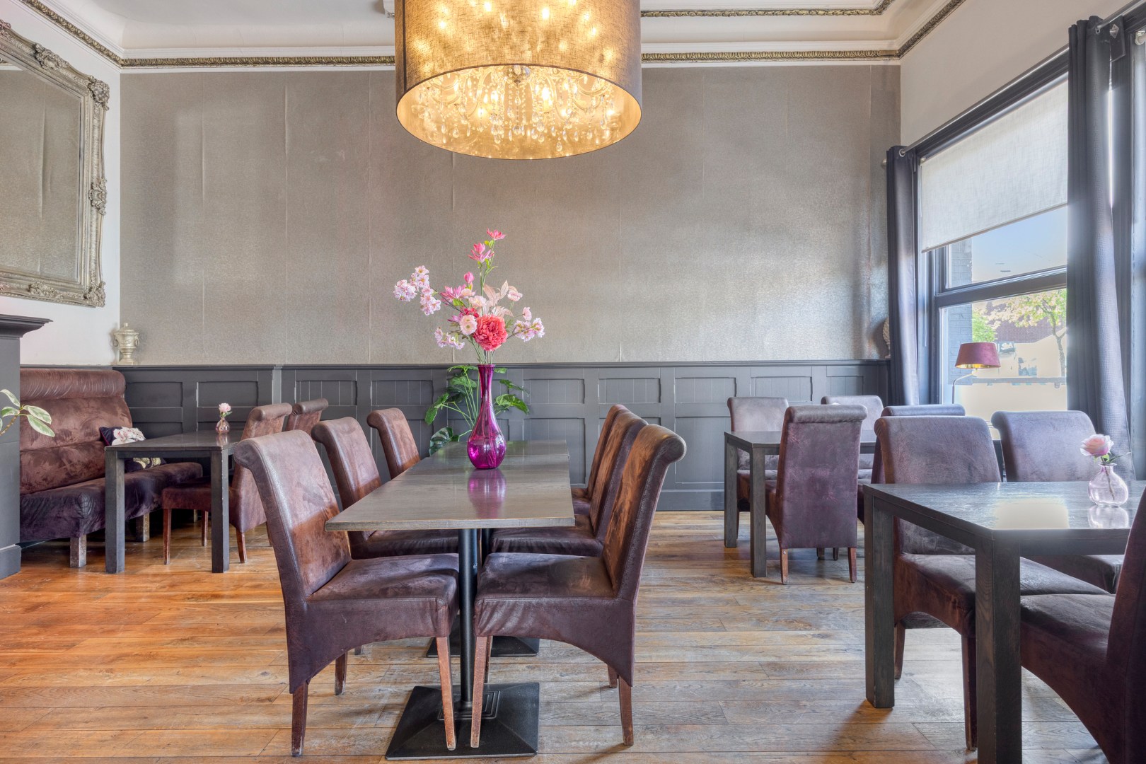 Handelshuis met horecazaak, 2 appartementen en luxueuze loft op toplocatie in Leopoldsburg 