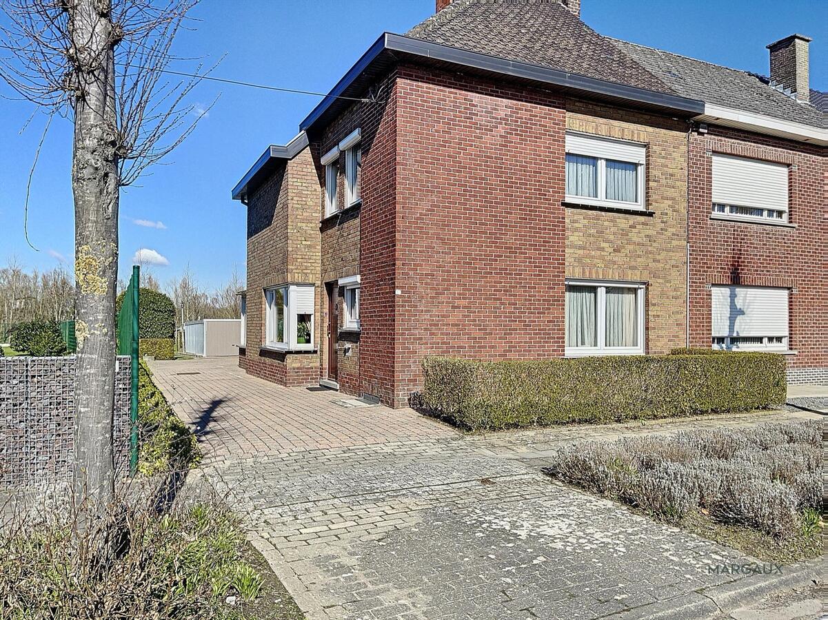 Verkocht op 1 dag! Te renoveren halfopen bebouwing op groot perceel 