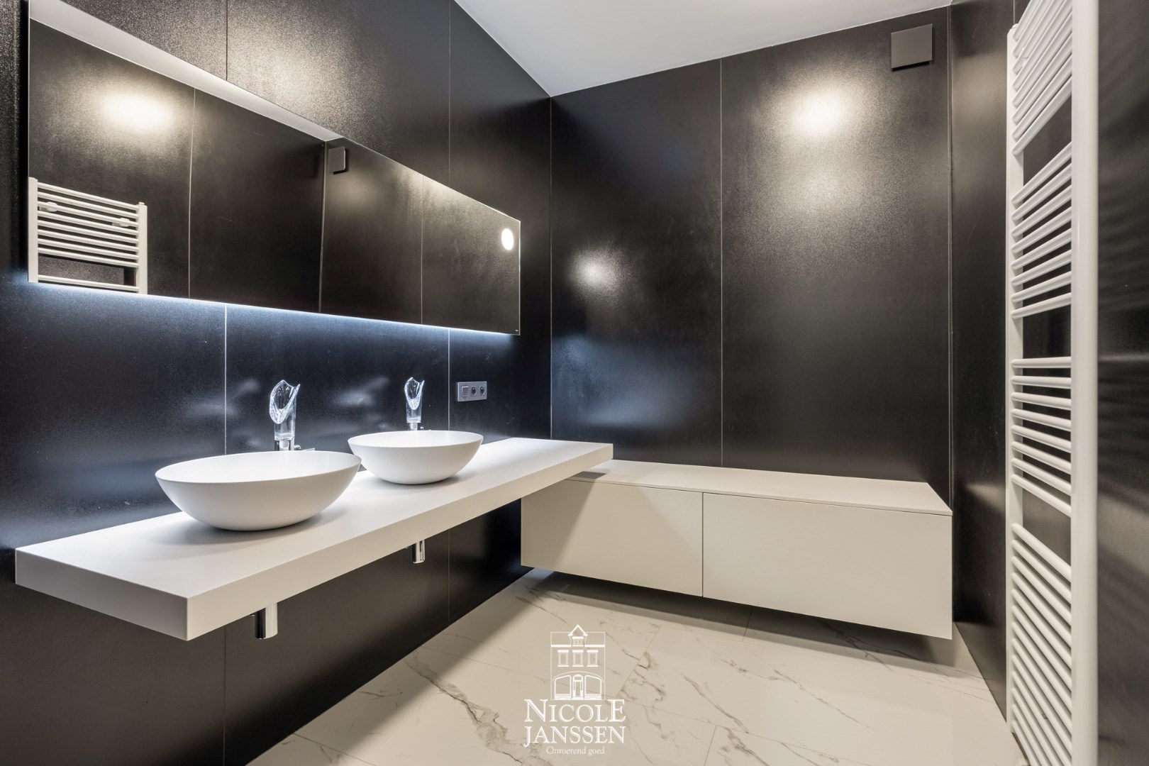 Badkamer met inloopdouche en dubbele lavabo op een stijlvol badkamermeubel 