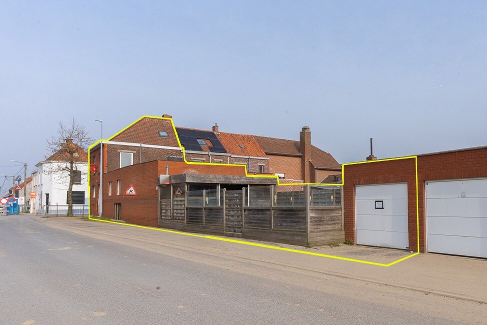 Maison de commerce avec logement, grande terrasse et garage, idéalement situé ! Nombreuses possibilités ! 