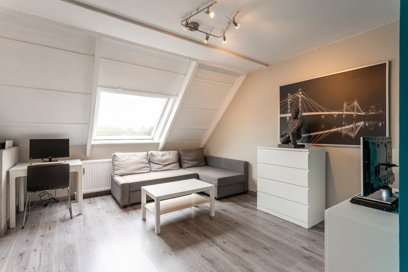 Instapklare studio met aparte slpk. en staanplaats 