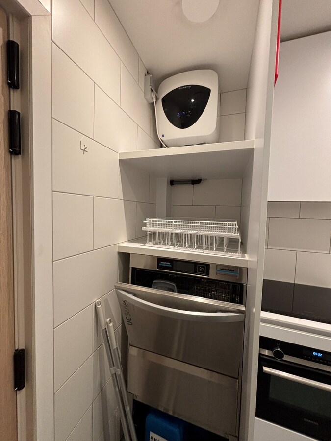 Instapklaar handelsgelijksvloers 90 m² met ruim terras  in het centrum Sint-Antonius naast Bpost. 