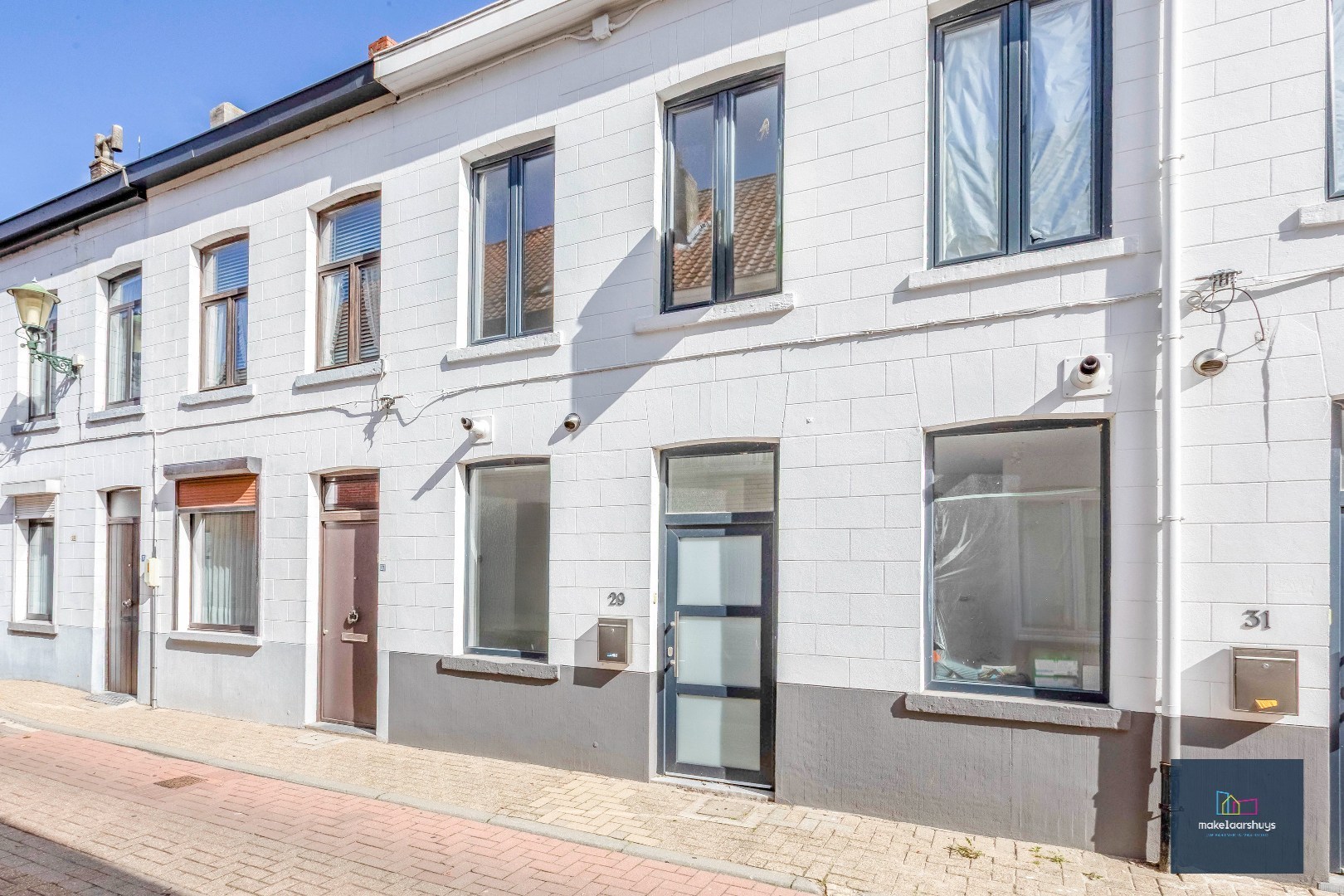 Instapklare gerenoveerde woning in rij met terras, tuin en garagebox 