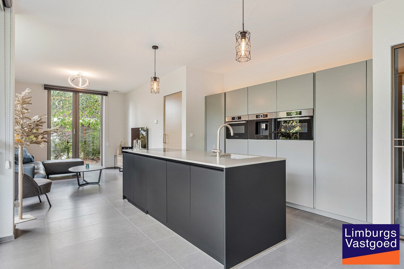 Exclusief gelijkvloers appartement met ruime terrassen, 2 slpk, extra brede autostaanplaats, centrum Genk 