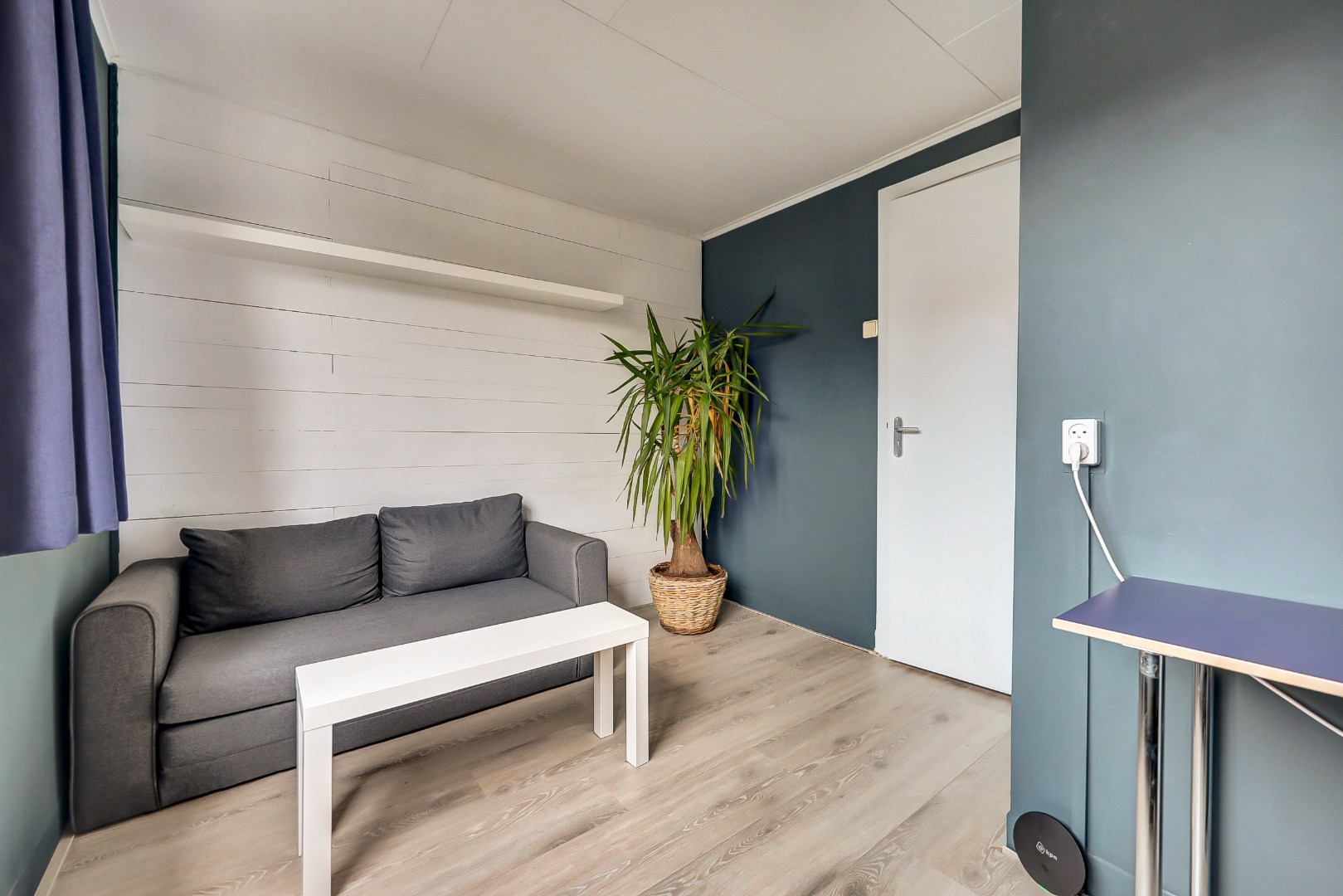 Sfeervol en karakteristiek jaren '30 bovenwoning met prachtige glas-in-lood details, 2 goede slaapkamers, ruime keuken en badkamer en gelegen op eigen grond! 