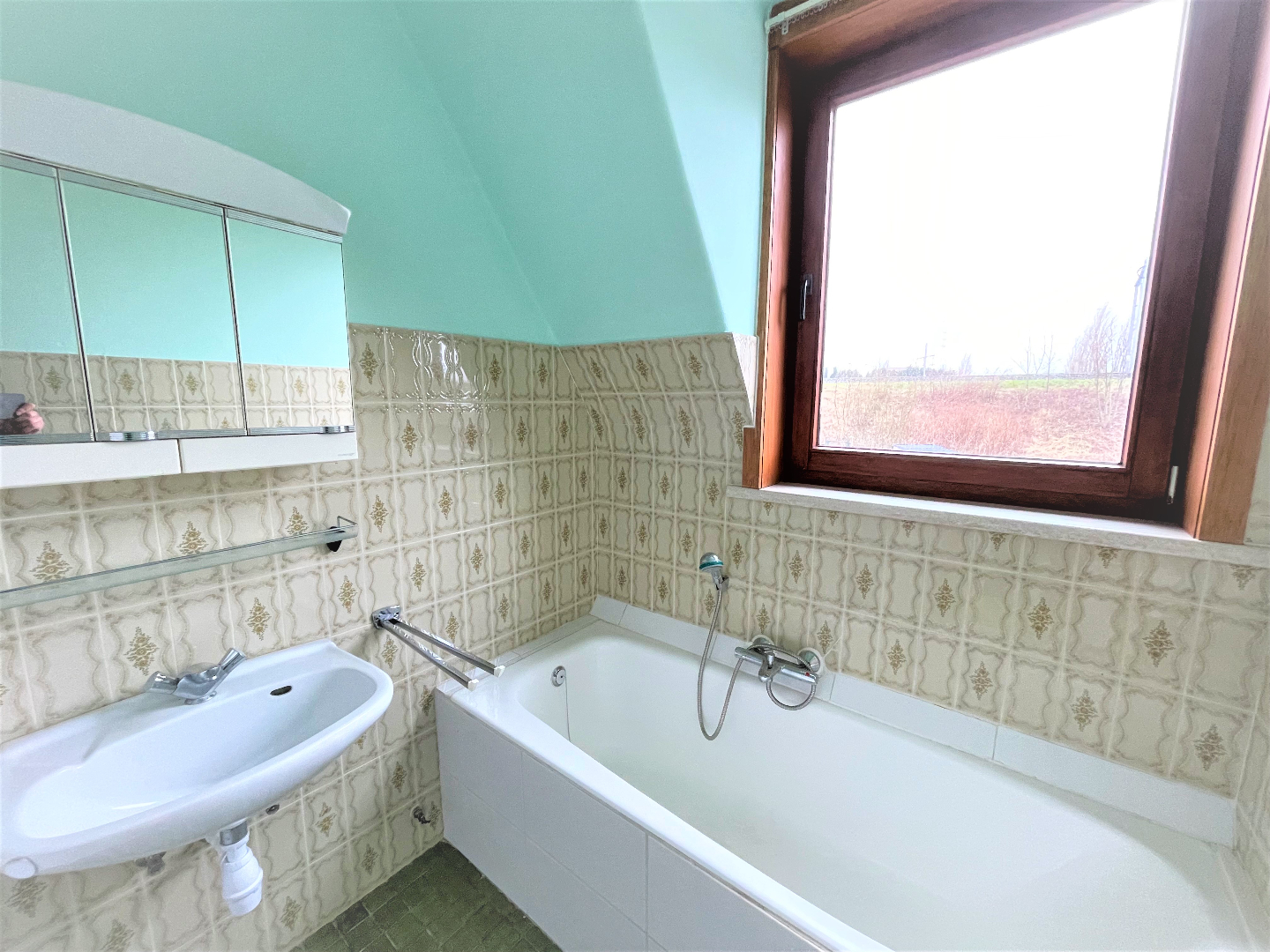 Statige halfopen woning met 3 slaapkamers en garage 