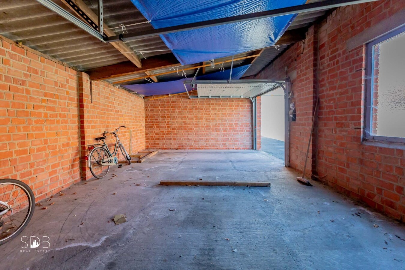 Hedendaagse woning met diverse bijgebouwen op 8.255m² 