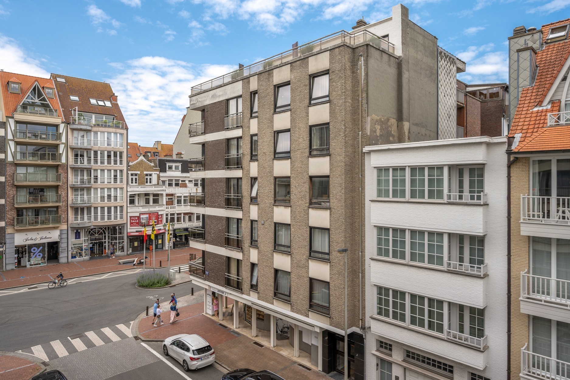 Magnifique appartement rénové de 3 chambres à coucher près de l'avenue Lippens à Knokke. Disposition : 