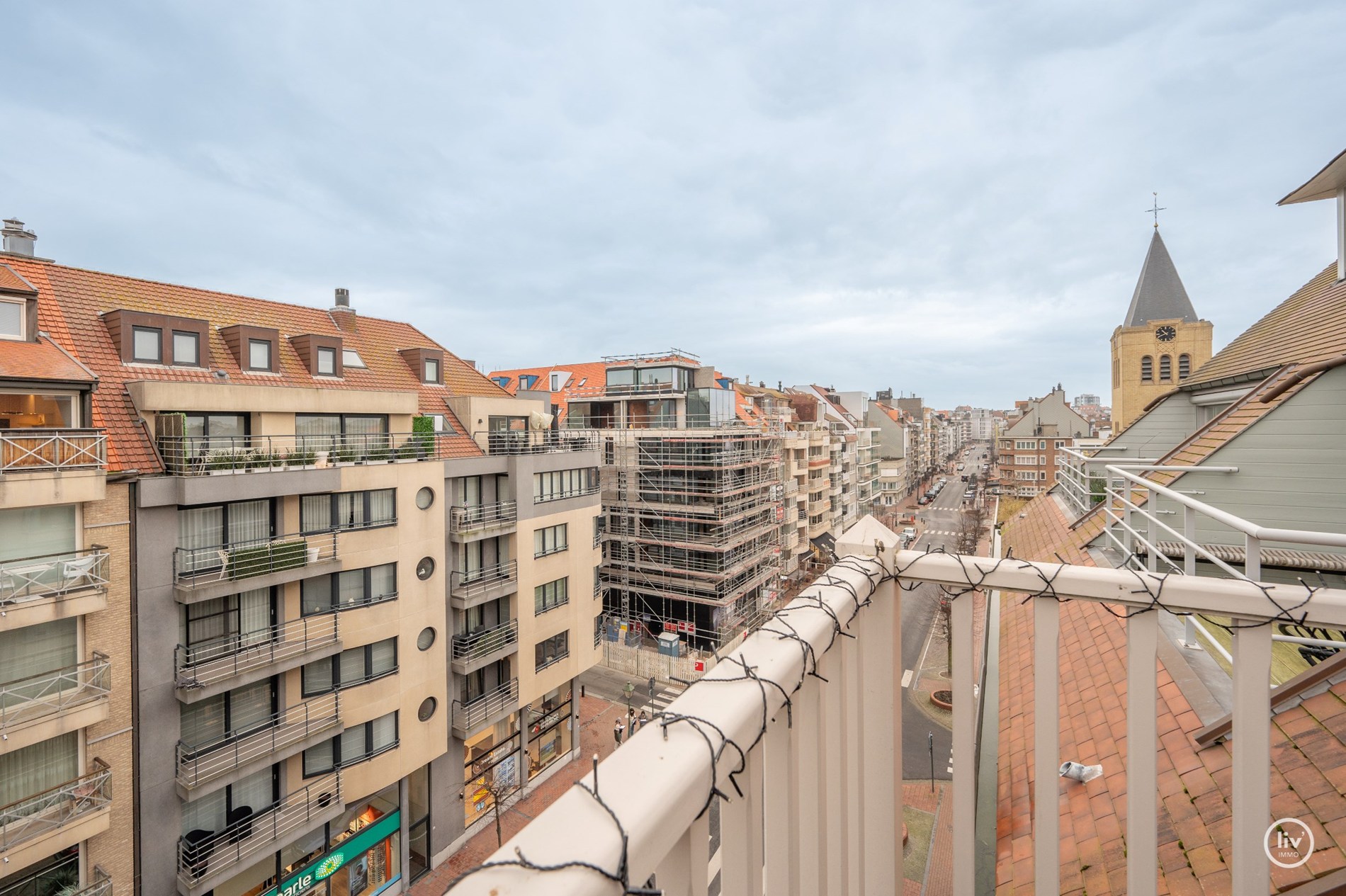 Prachtig gerenoveerd duplexappartement, ideaal gelegen vlakbij de Heilig Hartkerk in het hart van Knokke. 