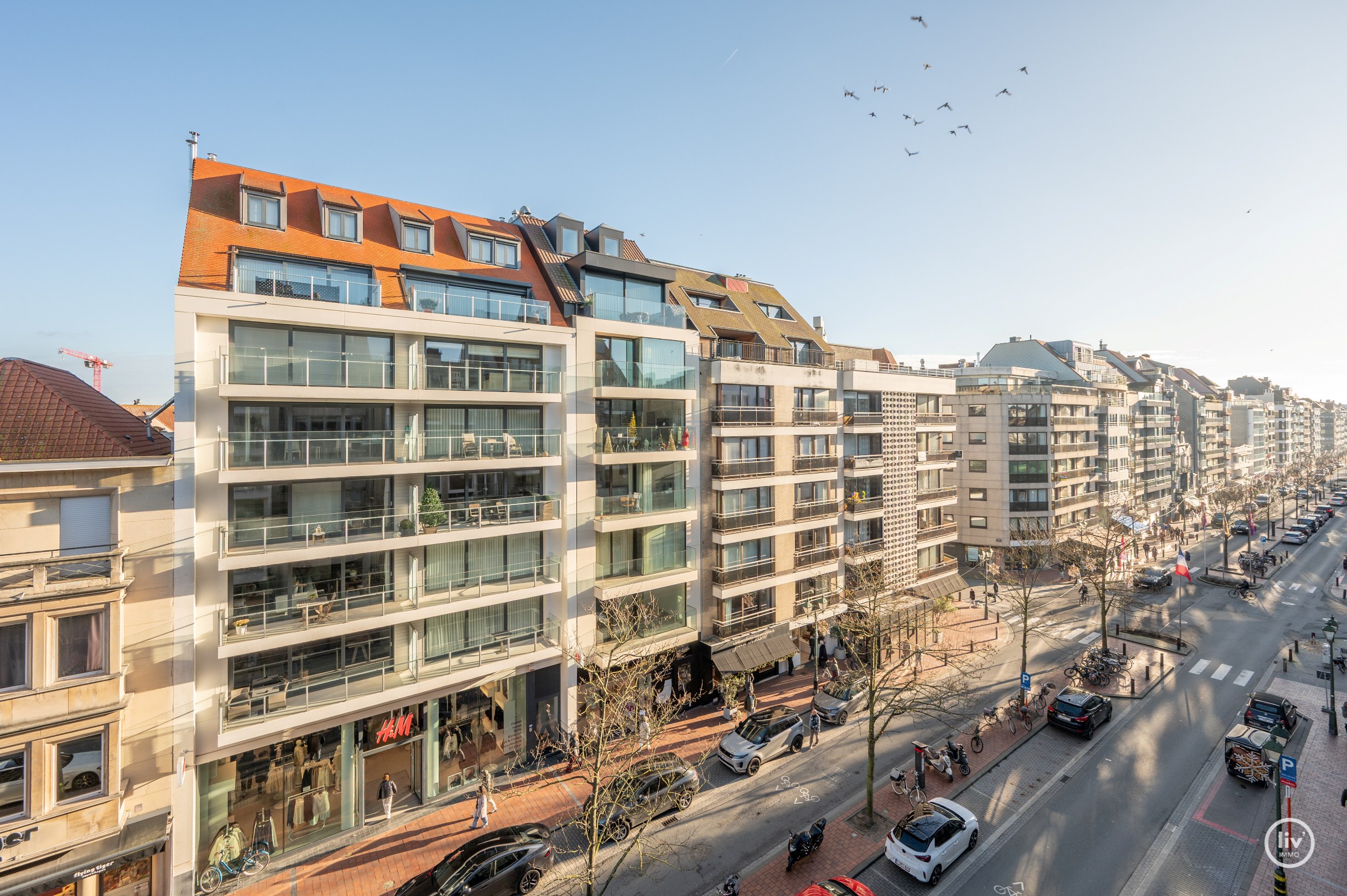 Récent appartement met mooie gevelbreedte centraal gelegen op de Lippenslaan te Knokke. 