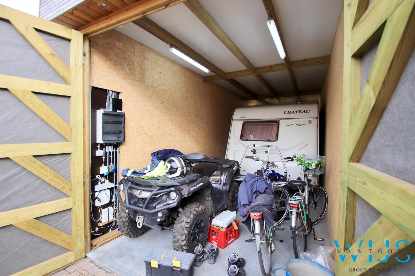 Tot in de puntjes gerenoveerde halfopen bebouwing met lounge gedeelte! 