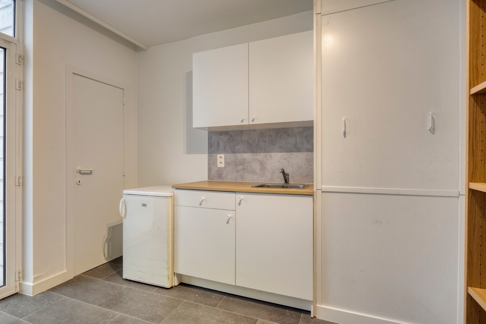 Building met handelspand en duplexappartement met 3 slpk. nabij het centrum van Leopoldsburg 