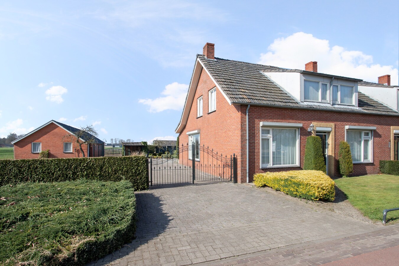 Royale halfvrijstaande woning met uitzicht over de landerijen, op korte afstand van het centrum. 