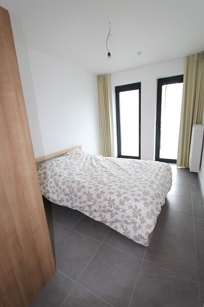 Gelijkvloers nieuwbouwappartement te Ieper met één slpkmr en autostaanplaats 