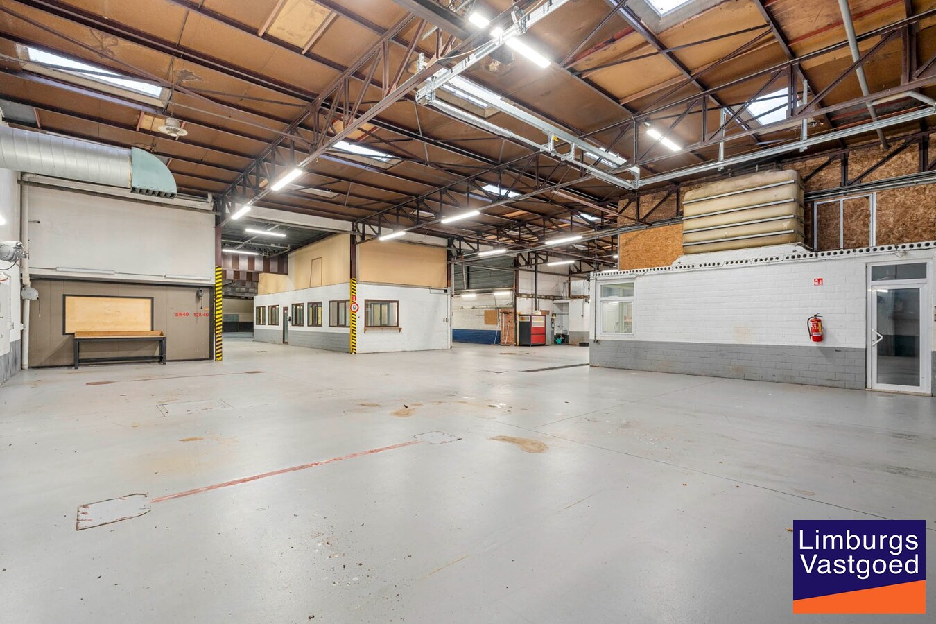 Bedrijfsgebouw met kantoren, magazijnen en woonst - groot 2580 m² 