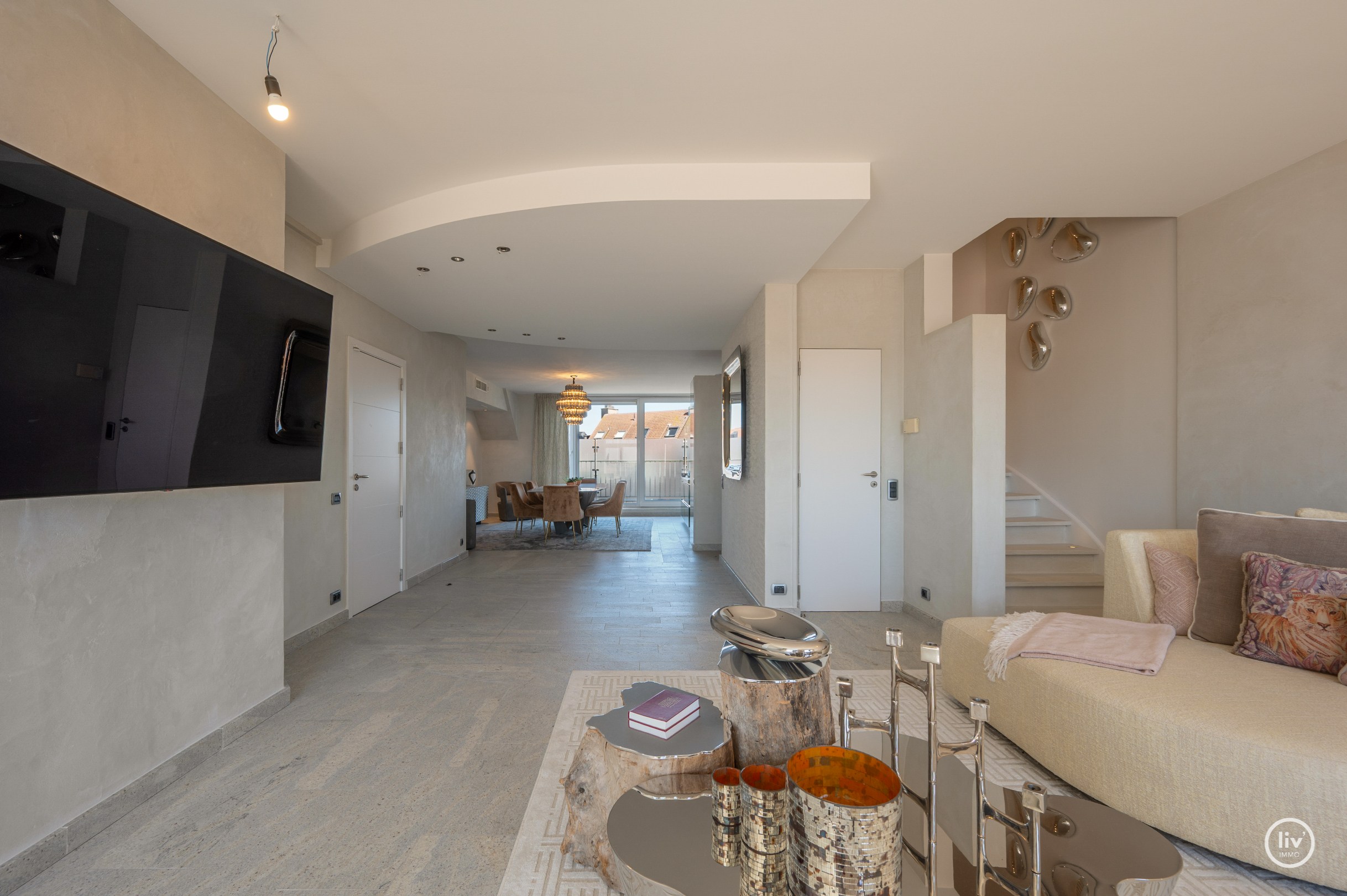 Prachtig en ruim 3-slaapkamerappartement met mooie terrassen en magnifiek open zicht alsook zeezicht.. 