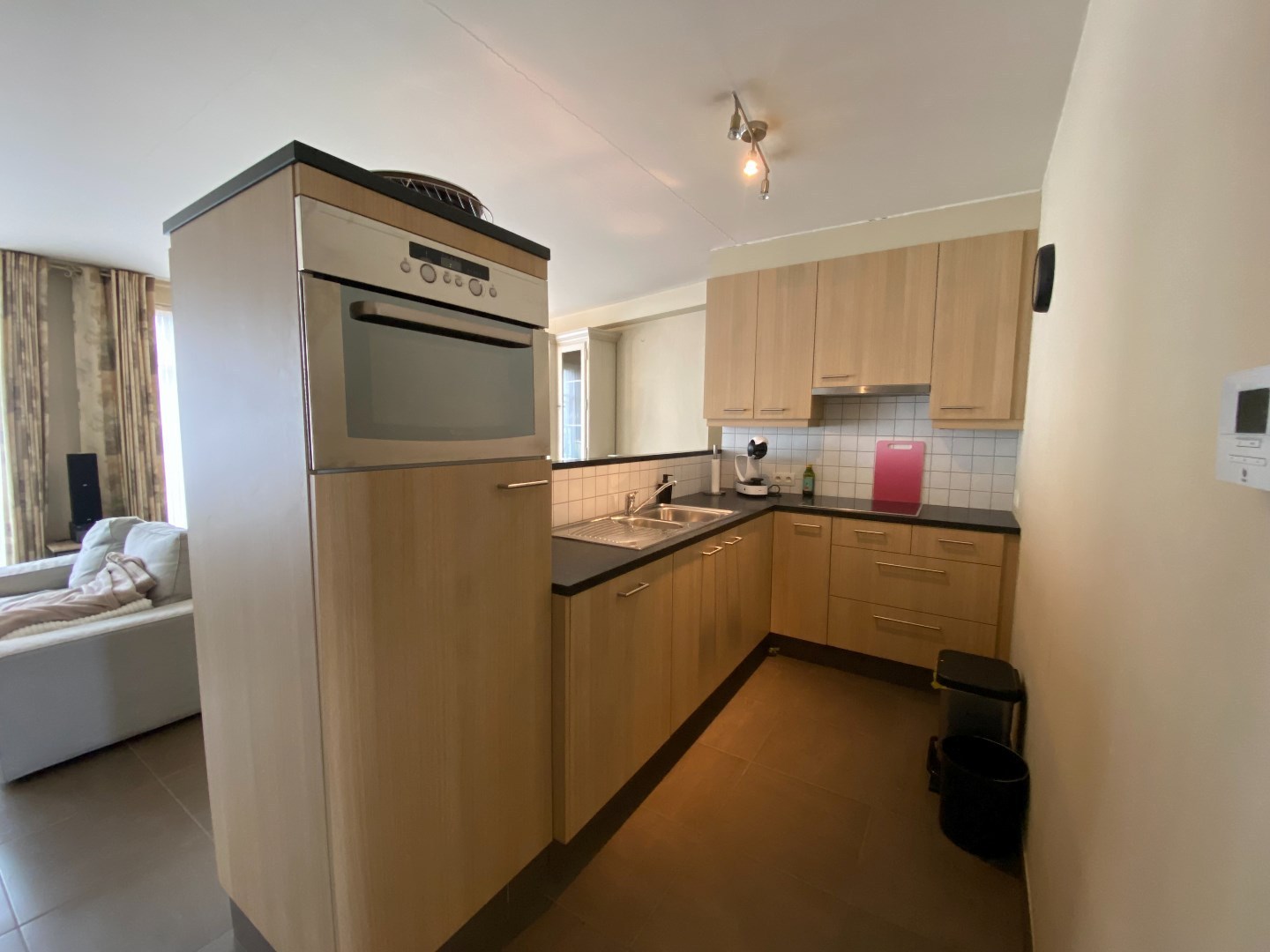 Centraal gelegen appartement met één slaapkamer, groot terras en ruime garage! 