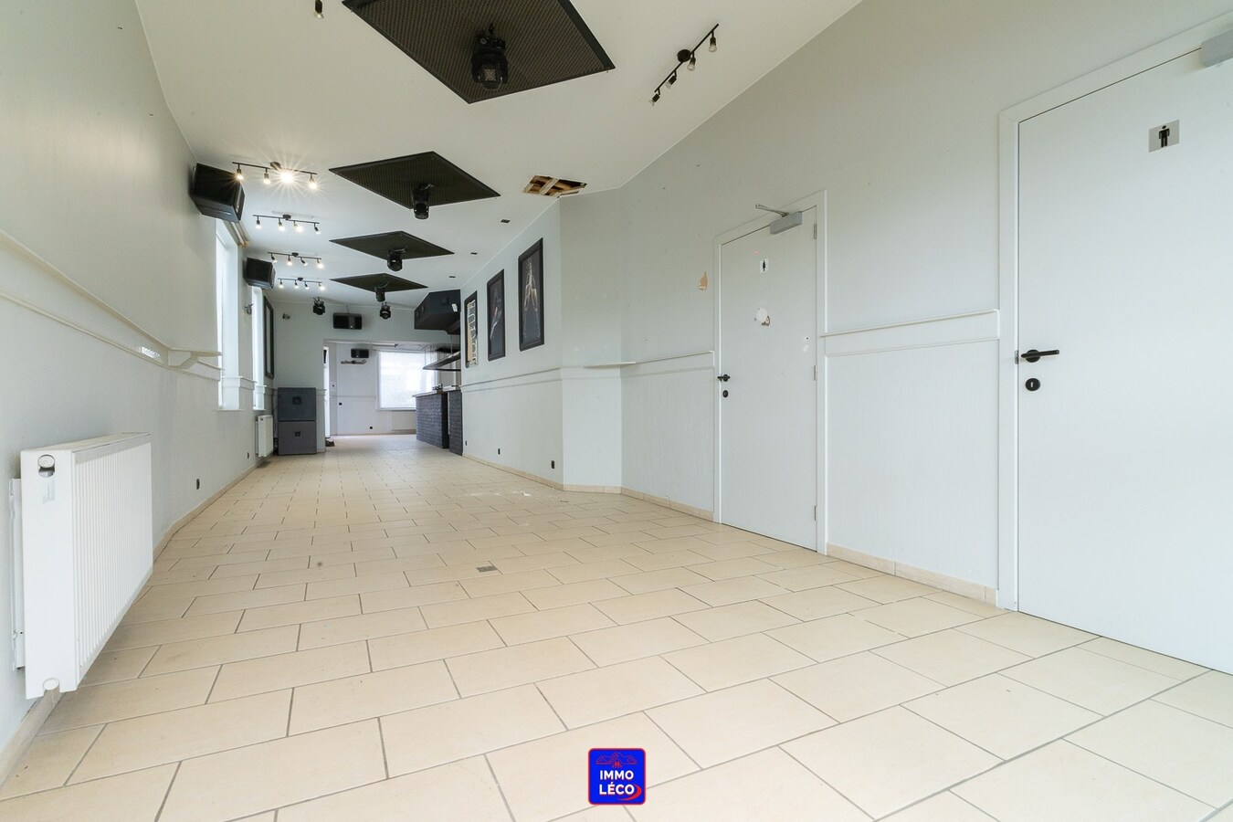 Maison de commerce avec logement, grande terrasse et garage, idéalement situé ! Nombreuses possibilités ! 