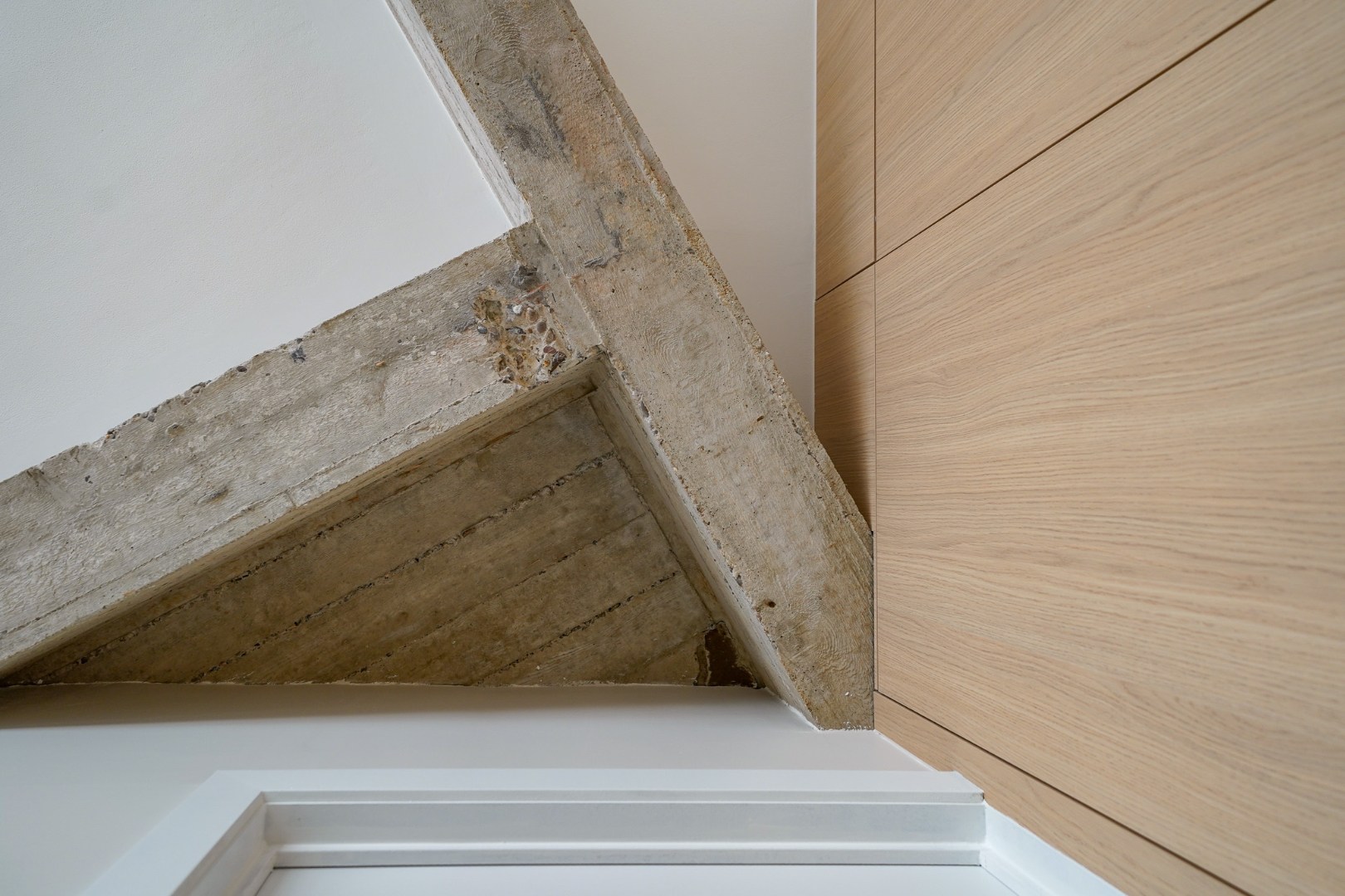Stijlvol gerenoveerd stadsappartement met maatwerk, 2 slaapkamers en veel bergruimte 