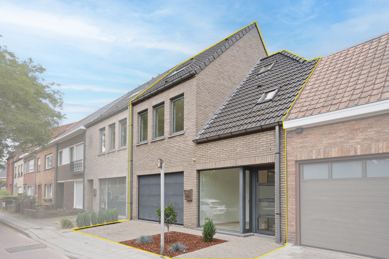 Instapklare rijwoning met garage op toplocatie in hartje Sint-Michiels 