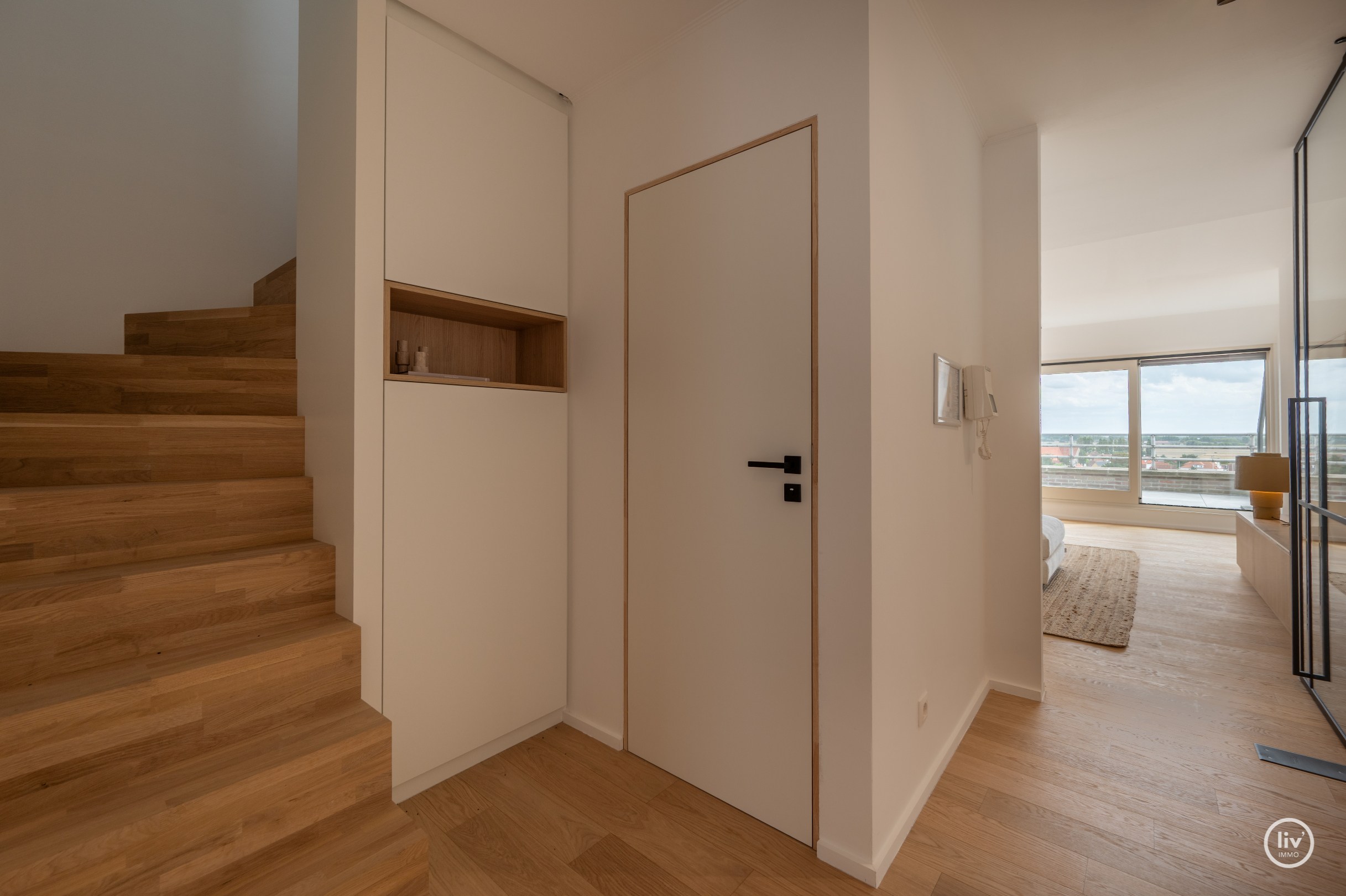 Magnifique appartement en duplex avec une largeur exceptionnelle de façade de 18 mètres et une terrasse généreuse orientée au sud offrant une vue dégagée sur l'arrière-pays de Knokke, à seulement 100 