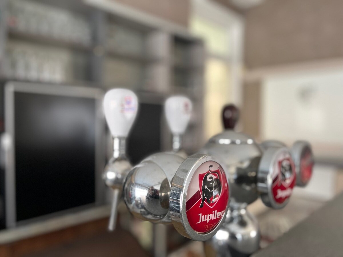 Hoekpand voor gemengd gebruik, vroeger gekend als café "De Vierweg" 