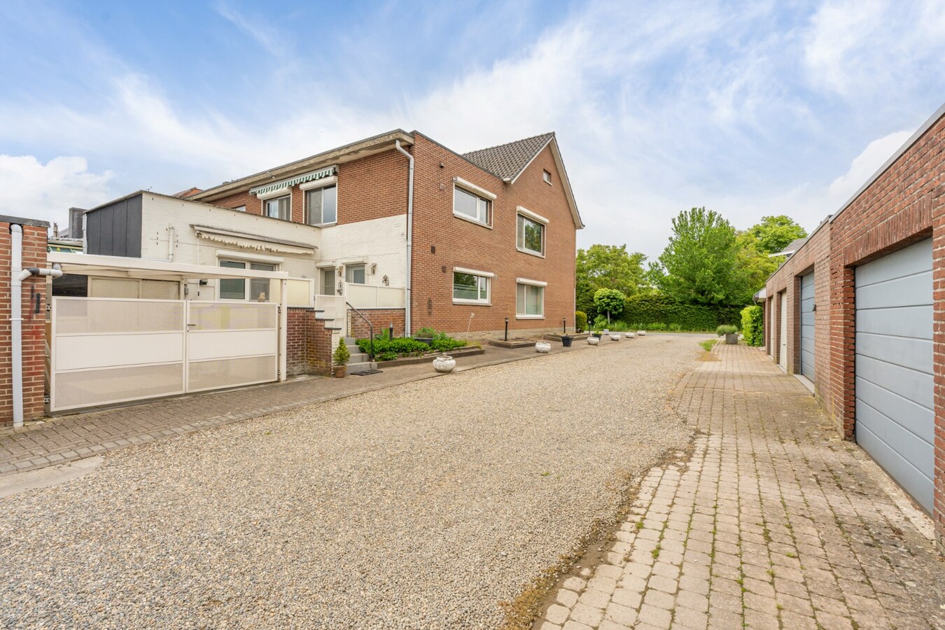 Gelijkvloers, degelijk appartement met 2 slaapkamers, ruim terras, carport en garage. 