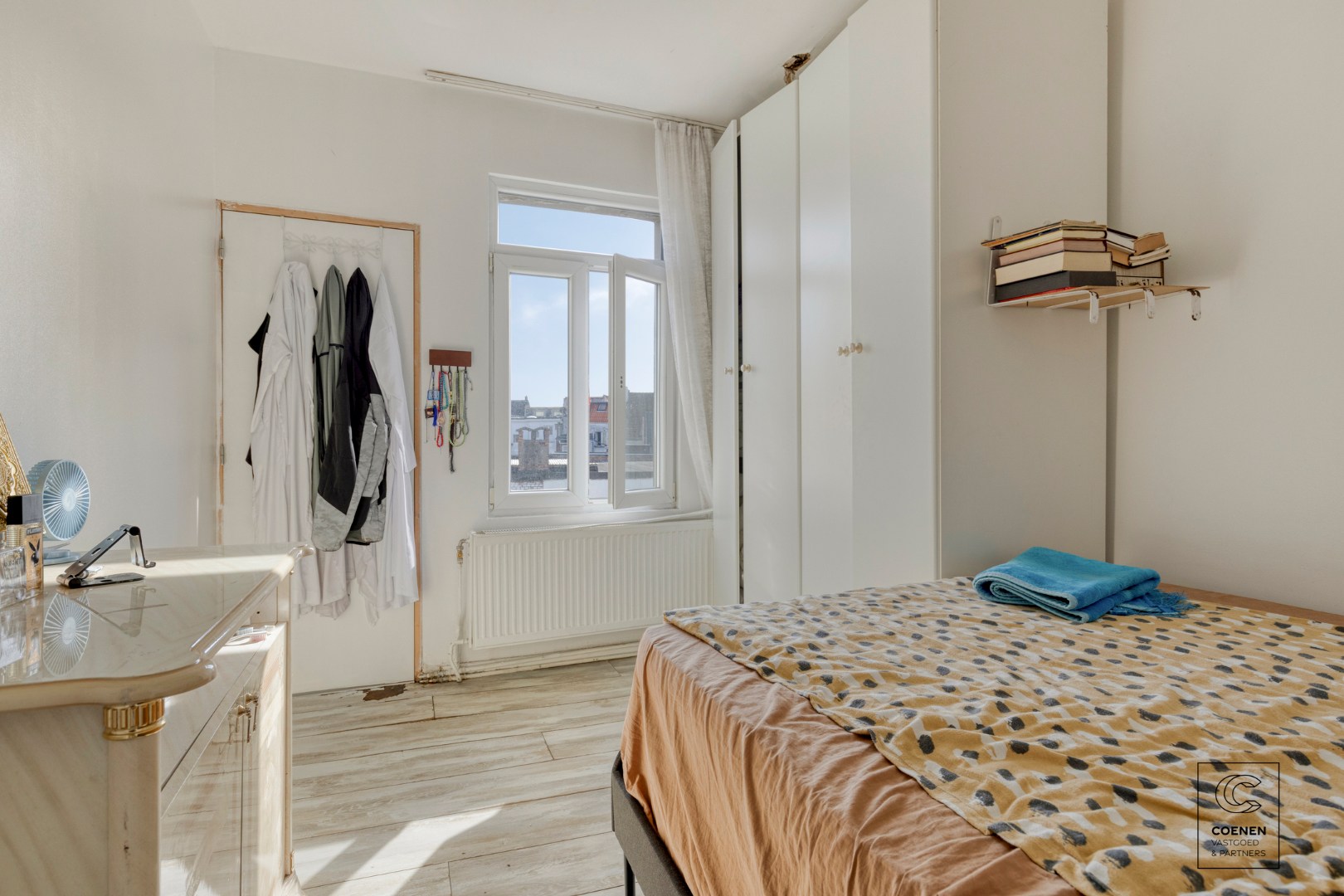 Ruime handelswoning, momenteel ingericht als handelsruimte en 2 appartementen op goede ligging te Antwerpen! 