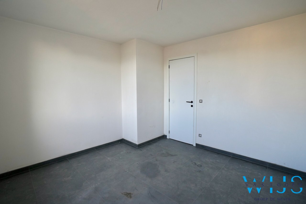 Nieuwbouw met 5 slaapkamers te Oosteeklo ! 