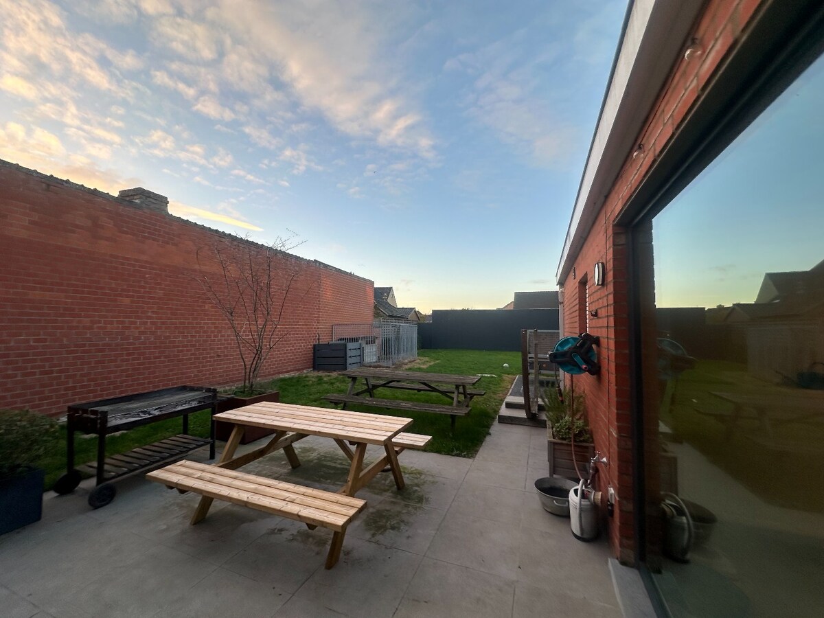 Ruime woning met zonnige tuin in centrum Merkem 