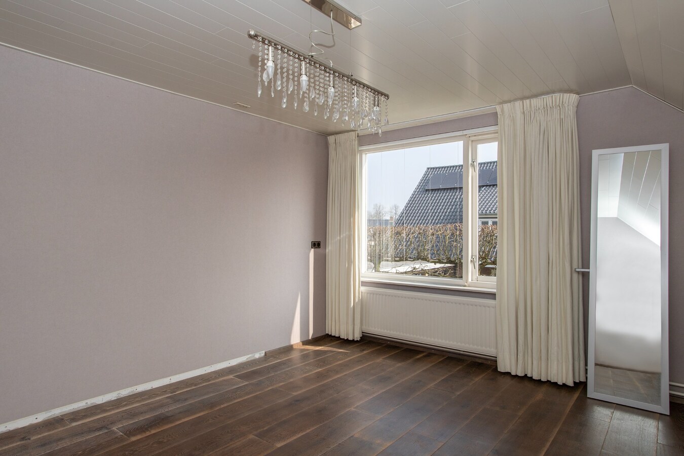 Vrijstaande woning, type landhuis met garage, carport, zwembad en 731 m2 grond. 