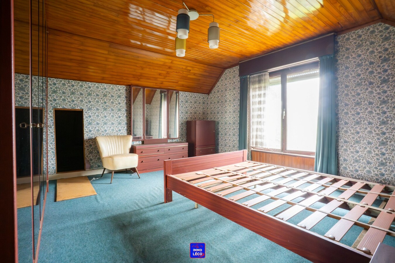 Immeuble de rapport : Maison, entrepôt, double garage et grand parking, excellent potentiel ! 