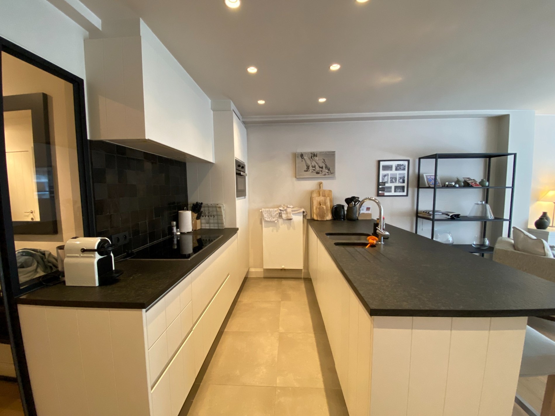 Gemeubeld - Gezellig 2 slaapkamer appartement gelegen in de Van Bunnenlaan te Knokke. 